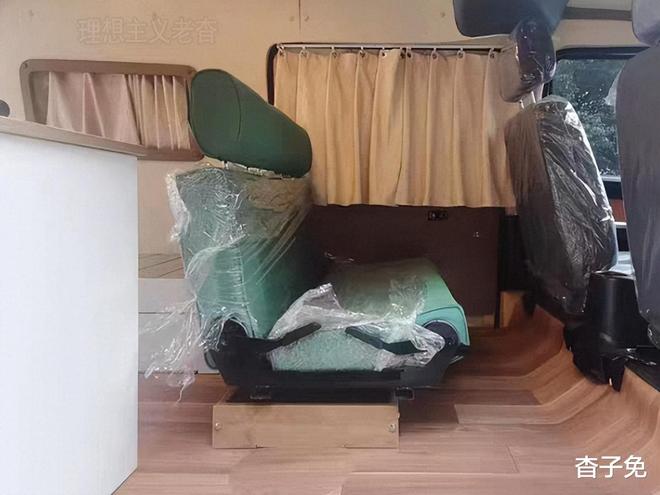 改装床车旅行小面包露营车自驾游更方便mg不朽情缘网站后排旋转座椅五菱荣光(图2) 改装床车旅行小面包露营车自驾游更方便mg不朽情缘网站后排旋转座椅五菱荣光(图2)